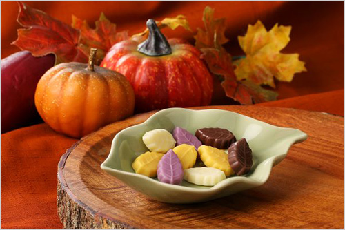 サービス袋リーフメモリーハロウィン 1,404円  ＜モンロワール＞で一番人気の「リーフメモリー」。木の葉の形をしたチョコレートです。おばけの巾着はかぼちゃ・ホワイト・ミルク、黒猫の巾着は紫いも・ホワイト・ミルクのお味です。