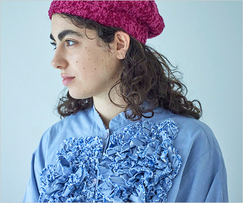 N HEAD WEAR P-LINE［ボルドー］ (本体：コットン63％・レーヨン37％／テープ部分：コットン100％／サイズ：S-M［56-58cm］) 19,800円 お部屋でのリラックスタイムだけでなく外出の際にも、様々な場面で優しく頭を包み込んでくれる全面パイル地のデザインです。IKEUCHI ORGANICの肌触りのよいオーガニックタオルを使用しました。  Canae Nami ドロップショルダーシャツ・八分袖［ブルー］(綿100％／サイズ：フリー) 29,700円 胸元のボリュームあるモチーフはフリルの幅や長さをランダムに施すことによって立体的で表情豊かな仕上がりに。少ないボタンでも、フリルが安心感を与えてくれるデザインです。手首を見せることでスッキリ感がプラスされる8分袖の袖口には前側のみギャザーを入れました。