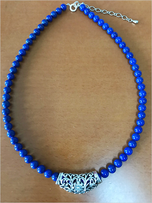 ラピスラズリSVネックレス (6mm珠／約42cm＋アジャスター5cm) 33,000円  シルバーの装飾部分は取り外し可能。その日の装いに合わせて2通りでお楽しみいただけます。