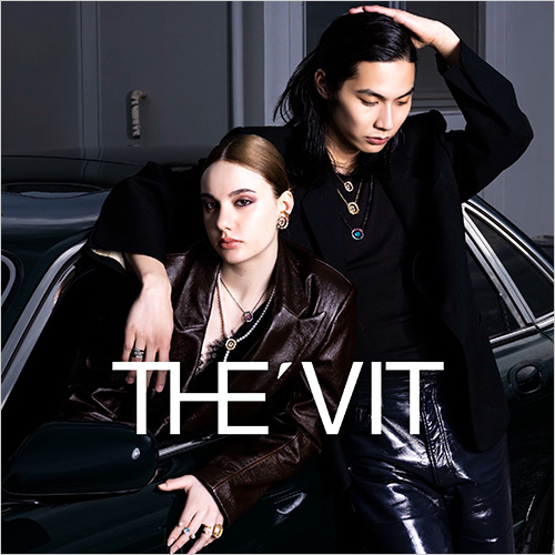 オリビアネックレス(女性モデル着用) 上：(シルバー925〔ブラックメッキ〕・ロードナイトガーネット・ダイヤモンド：約0.27ct) 187,000円　 下：(シルバー925〔18Kゴールドメッキ〕・淡水パール・ダイヤモンド：約0.5ct・アクアマリン・ブルートパーズ) 330,000円  ブランドを象徴するペンダントトップに天然石やダイヤモンドを贅沢にあしらいました。ペンダントトップは、＜ヴィト＞オリジナルの一粒の宝石のように静かに輝き、装う人の個性を引き立てます。直線的で研ぎ澄まされたフォルムは、ジェンダーを超えた＜ヴィト＞ならではの美意識を映し出します。 ※その他参考品