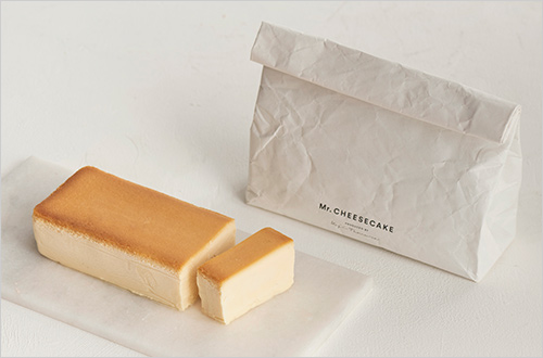 クラシック(1本) 3,780円  ミスターチーズケーキの定番フレーバー。レストランデザートのような濃厚かつ儚い口溶けと、温度によって変化する味わいと香りを楽しめます。オリジナルの保冷バッグにチーズケーキを入れてお渡しします。