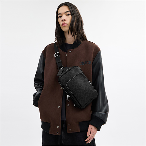 スリング バッグ(シグネチャー キャンバス・牛革／W17×H28×D4cm) 49,500円  スリムなデザインが魅力の“フェリックス”。ハンズフリーで毎日持ち歩きたくなるスリング バッグ。外側にジッパー付きポケット、仕切りのない内側には大きめのスマートフォンなども収納可能です。