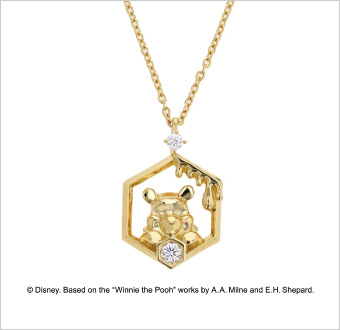 くまのプーさん／ペンダント (シルバー925〔ゴールドコーティング〕／キュービックジルコニア2石／モチーフ部分：約1.9×1.2cm／チェーン約38＋約5cm) 16,500円  ハニカムモチーフの中からプーさんが顔を出している愛らしいペンダント。フレームには、ハチミツが垂れているデザインでプーさんの世界観を前面に表現しました。専用ケースは、プーさんのイメージカラーを取り入れ、ボタニカルなイラストが大人可愛いデザインです。