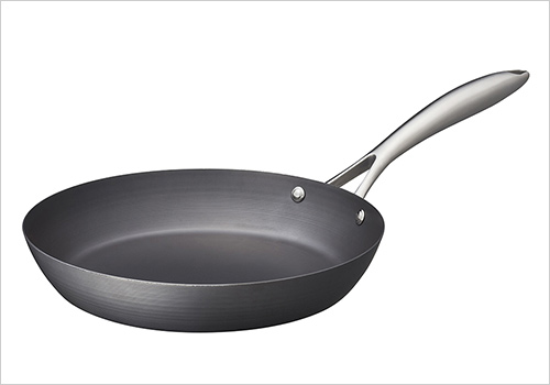 スーパー鉄 フライパン26cm(直径26.0×深さ4.3cm、板厚約0.16cm) 11,000円  鍋に特殊な熱処理「窒化4層加工」を施すことにより、鉄フライパンの魅力はそのままに「錆びにくく、こびりつきにくい鉄フライパン」が完成。錆びにくいので、調理後の面倒な手入れも不要。日本の職人により一つひとつ丁寧に作られています。