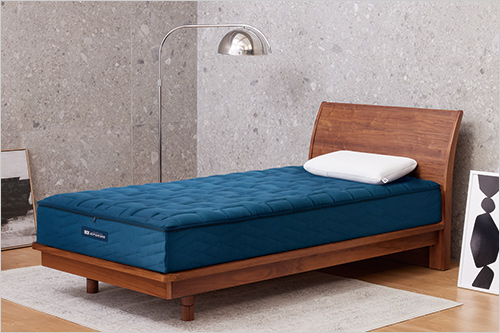 エアウィーヴ ベッドマットレスS4.0 シングル (中材〔エアファイバー〕：ポリエチレン100％／カバー：ポリエステル100％／パッド：表地 ポリエステル99％・ポリウレタン1％、中袋・中材 ポリエステル100％／約W97×L195×H25cm) 264,000円  肩・腰・脚で3段階の硬さのエアファイバーを組み合わせることで、個々の体型に合わせた理想的な寝姿勢をサポートする高機能マットレスです。独自のポリエステル綿「X-Fiber」を採用し、従来品よりも優れたフィット感と耐久性を実現しました。 ※画像はイメージです。