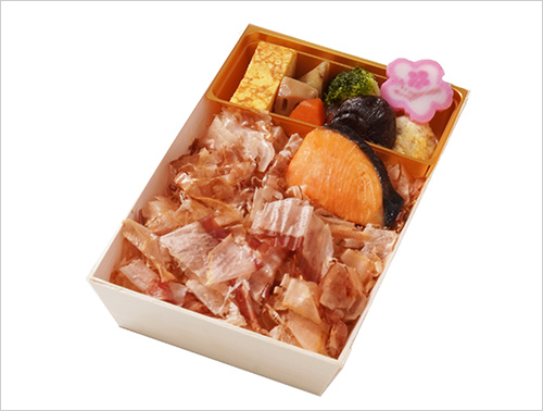 本枯鰹節弁当(1折) 1,200円  だし炊き込みご飯の上に本枯鰹節をたっぷりとのせたお弁当です。