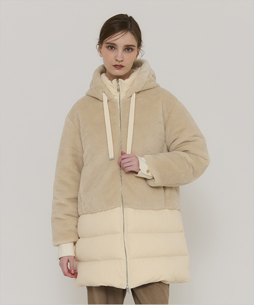 ファーコンビフードコート (表地・裏地：ポリエステル100％〔裏面：ポリウレタンラミネート加工〕／詰めもの：ダウン90％・フェザー10％／ファー：ポリエステル100％／カラー：エクリュ) 68,200円  大胆にフェイクファーをドッキングしたハーフコート。 ボリュームのある素材でありながらもスタイリッシュなシルエットにこだわることで、エレガントかつカジュアルな印象に。柔らかな風合いのフェイクファーとフード部分のグログランリボンが、女性らしさを演出します。