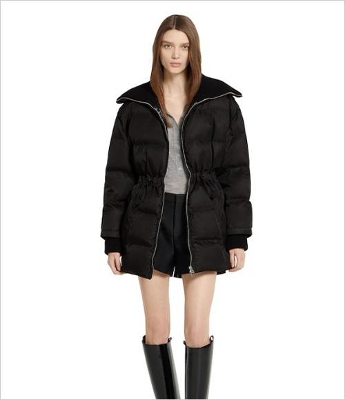 ロゴ ファインナイロンギャバジン ジャケット (ナイロン100％／襟部分：毛90％・ナイロン10％) 539,000円  温もりのある素材を新たなアプローチで解釈した洗練されたアウターウェアが、伝統を感じさせるシルエットやコンテンポラリーなフォルムで最新コレクションに加わりました。ファインナイロンギャバジンを用いたこのコンテンポラリーなジャケットには、コントラストカラーのニットカラー(襟)＆カフスを配し、さりげなくロゴディテールを施して仕上げています。 ※その他参考品