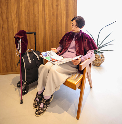 ファータッチ肩掛けベスト (ポリエステル100％／裏地：ポリエステル100％／フリーサイズ) 14,300円 ケーブルジャカードプルオーバー (ポリエステル97％・ポリウレタン3％／M、L) 14,300円 裾ダーツパンツ無地裏起毛 (ポリエステル95％・綿5％／M、L) 12,100円 SLT折りたたみステッキリバティ​プリント ​Little Mirabelle (手元：木製〔カエデ〕／支柱：アルミニウム・綿布・樹脂／先ゴム：合成ゴム／約255g／約74.5～84.5cm／対応身長：約143～163cm) 34,100円 ファータッチスヌード (ポリエステル100％／​フリーサイズ) 6,050円 ※その他参考品