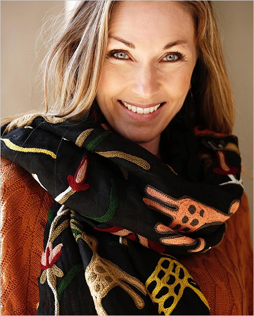 モシ スカーフ アニマル (麻52％・レーヨン48％／70×160cm) 33,000円  花や木、鳥など北欧の自然モチーフに、エスニックテイストで遊び心のある華やかなデザインのスカーフです。