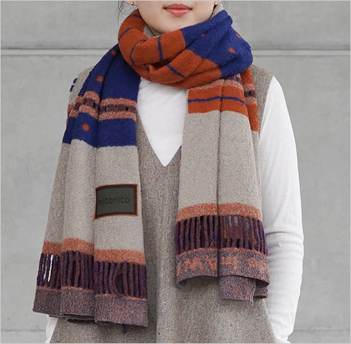 window(毛65％・綿35％／65×160cm) 22,000円  先染めの綿とウールの糸を使用。綿の天竺編みをベースに、ウールをパイル状に編み込むことで、立体的な柄を表現しています。