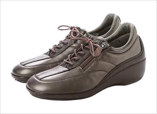 ボンステップ(羊革〔はっ水加工〕／底材：ポリウレタン／22.0～25.0cm／ヒール高：4cm) 34,980円 靴全体が足にフィットするよう設計され、軽くて丈夫なウレタンソールが衝撃を吸収し、足への負担が少なく快適な履き心地のコンフォートシューズです。