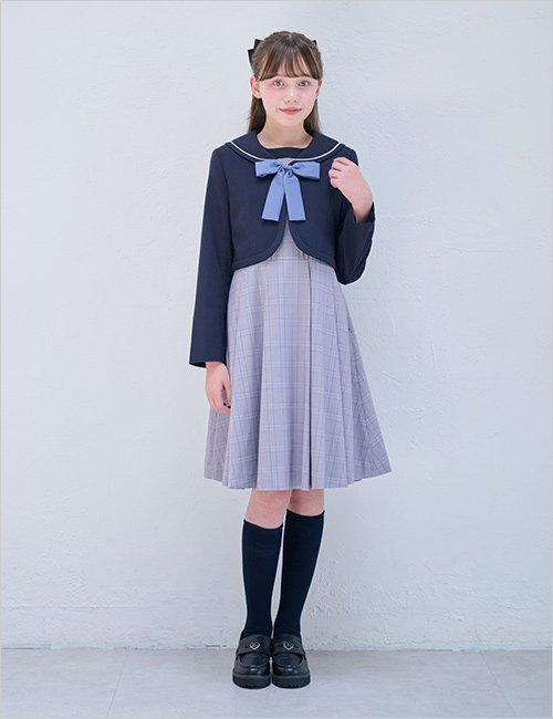 ジャケット＆ワンピース＆リボンセット 53,790円 ［セット内容］ ・ジャケット(表地：ポリエステル65％・レーヨン30％・ポリウレタン5％／裏地：ポリエステル100％) ・ワンピース(表地：ポリエステル66％・レーヨン32％・ポリウレタン2％／裏地：ポリエステル100％／別布部分：ポリエステル65％・レーヨン30％・ポリウレタン5％) ・リボン  ハイソックス(レーヨン・ナイロン・絹・ポリウレタン) 2,420円 ローファー(合成皮革／底材：合成底) 15,290円  セーラーカラーのジャケットと半袖ワンピースのセットです。胸元のリボンはブローチタイプなので、ワンピースにつけたりジャケットにつけたりアレンジを楽しめます。ワンピースは両側にポケットがつき、肩から裾にかけて裏地を備えているのもポイントです。 ※その他参考品