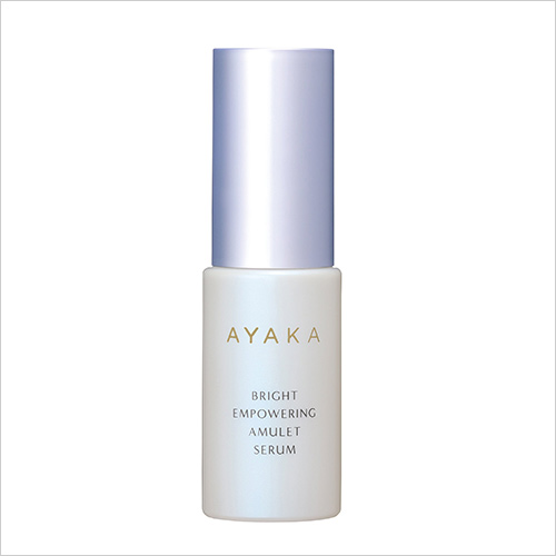 ブライト エンパワリング アミュレット セラム【医薬部外品】 (本品／30ml) 3,960円・(詰替用／30ml) 3,630円 美白*有効成分と肌あれ防止有効成分を配合した、とろみのある薬用美容液。 角層までうるおいを届け、べたつかず、やわらかくもっちりとしたハリと透明感のある素肌へ。 *ノンアルコール