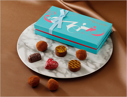 トリュフボヌール(8個入) 2,160円  M.O.Fショコラティエのパスカル・ブリュンシュタインによる、カカオの産地にこだわったカカオ70％のダークチョコレートトリュフなど選び抜かれた素材と卓越した技術で創り上げたショコラの詰め合わせ。