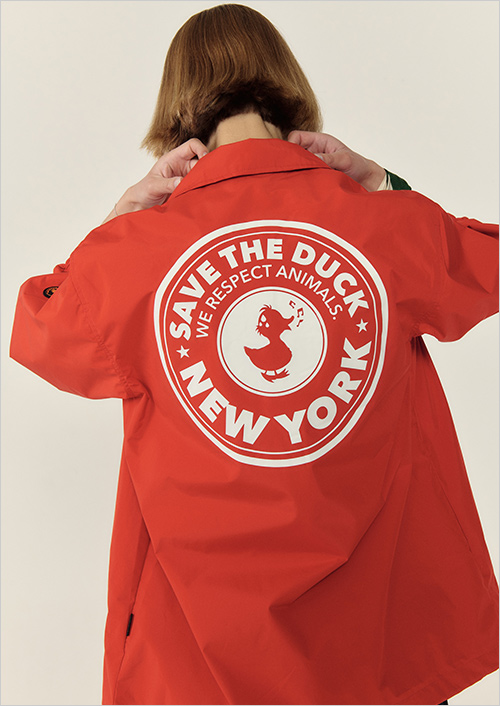 LENI D32185U WIND(ポリエステル100％) 42,900円  背中に大きくプリントされているロゴには、ブランドを展開する都市名が入っています。TOKYO、MILAN、NEW YORKなど都市名によってバリエーションがあります。ユニセックスサイズでご用意いたします。