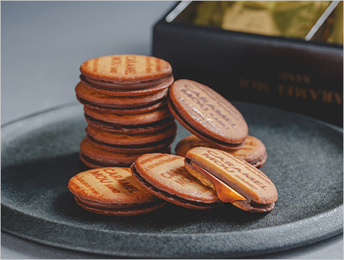 キャラメルムーサンド(10個入) 1,836円  とろけるキャラメルをチョコレートでコーティングし、さっくりクッキーでサンドしました。