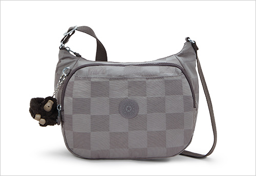 クロスボディバッグ カイ (ナイロン／約W28×H22×D14cm) 18,700円  ＜キプリング＞の数あるデザインの中でも高い人気を誇るショルダーバッグ。コンパクトながらマチをたっぷり取っているので収納力が抜群。フロント配置したジッパーポケットとオープンポケットには出し入れ頻度の高いカードケースやスマホなどが入り、使い勝手の良さが抜群です。