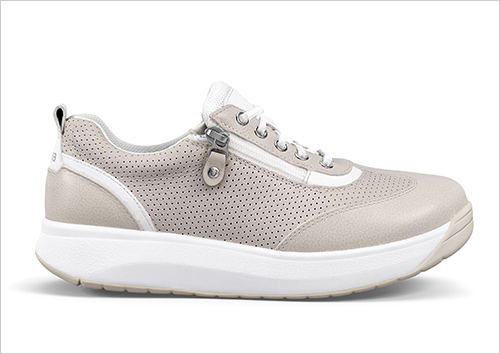 ローラ ライトベージュ(牛革／底材：合成底／22.5～24.5cm) 46,200円  ベストセラーモデルに新たな新色が登場。パンチングレザーの採用で、ムレにくく快適な履き心地を実現。