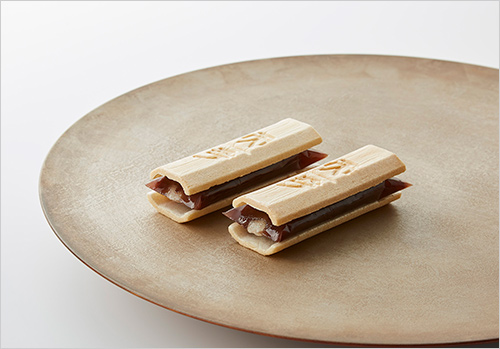 ふくみ天平(6個入) 1,771円  米どころ近江の糯米を使った最中種で、求肥入りの餡を挟んでお召し上がりいただく手づくり最中。たねや初伝、ゆるぎない代表銘菓です。