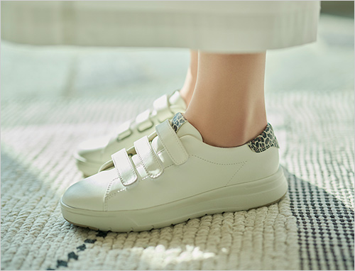 アキレス・ソルボ (牛革／底材：EVA＋ラバー／22.5～24.5cm／ヒール高：3.5cm) 22,000円  マジックテープのレザースニーカー。白を基調にかかと部分の柄が個性を演出し、厚底ソールで快適な履き心地を実現。カジュアルやスポーティーなスタイルに最適です。