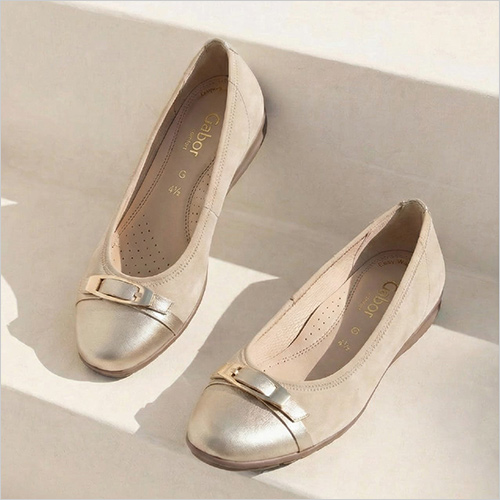 ガボールパンプス (山羊革・羊革／底材：合成底／22.0～24.0cm／ヒール高：2cm) 31,900円  フロントにあしらわれたプラチナカラーのアクセントが、控えめでありながら凛とした輝きを放つエレガントパンプス。大人の女性らしい上質さを引き立て、足元から美しく洗練された印象へ導きます。クッション性に優れたインソールが足裏にやさしくフィットし、長時間歩いても疲れにくい快適な履き心地を実現。安定感のあるローヒールで、日常使いから特別なシーンまで幅広く活躍します。