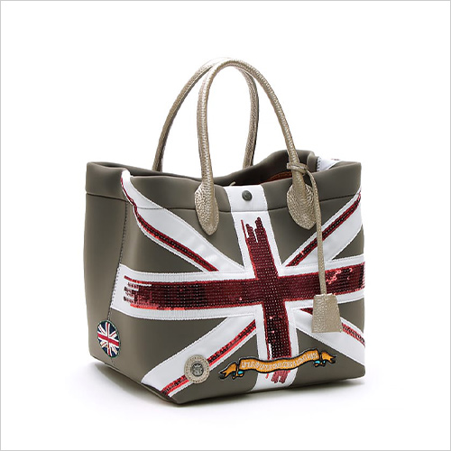 マジックライトトート (ナイロン・牛革／W25×H23×D20cm) 82,500円  魔法のように軽い生地と、ユニオンジャックをモチ－フとした刺繍の組み合わせたトート。