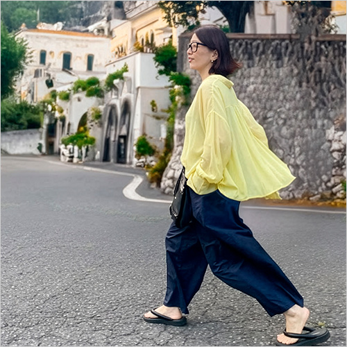 フィッティブラウス(ライトイエロー)(綿70％・絹30％／フリーサイズ) 29,700円 タイパンツ(ブラック／ホワイト)(綿100％／フリーサイズ) 26,4000円