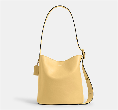 バッグ(牛革／W28×H29.5×D17.5cm) 88,000円  人気モデル“ブリーカー バケット バッグ”が、幅広いスタイルにフィットするゆったりとしたサイジングでアップデート。ミニマルでエレガントなデザインに存在感のあるメタルディテールと収納力が魅力。