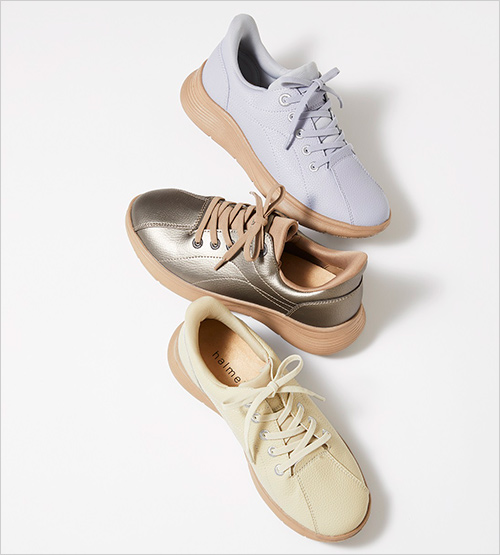 たったままはける防水スニーカー (合成皮革／底材：合成底／22.5～24.5cm／足囲：3E相当／ヒール高：3.5cm) 各13,900円  手を使わずに3秒で履け、カジュアル過ぎないデザインで街へのお出かけにもおすすめのシューズ。防水仕様で急な雨にも安心です。(地面から4cm4時間防水)