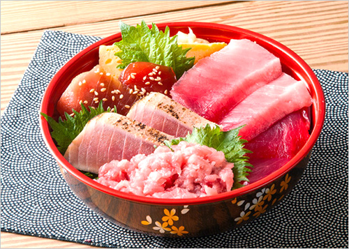 まぐろ味くらべ丼(1折) 2,430円  厳選した天然まぐろの中トロや赤身のお刺身、トロのすき身、漬け、炙りを贅沢に楽しめるボリューム満点の一杯です。