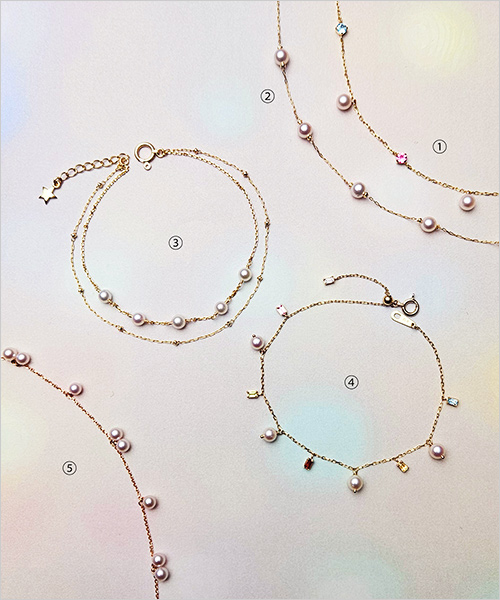 ①Princess パールブレスレット (K10YG／アコヤ真珠 4.0mm、ピンクトルマリン、ペリドット、ブルートパーズ／チェーン：19cm ※アジャスター2cm含む) 24,200円 ②Waltz パールブレスレット (K18YG／アコヤ真珠 4.0mm珠／チェーン：20cm ※アジャスター3cm含む) 36,300円 ③Comet ブレスレット (K18YG／アコヤ真珠 3.5mm珠／チェーン：19cm ※アジャスター2cm含む) 42,900円  ④Mirth パールブレスレット (K10YG／アコヤ真珠 4.0mm珠、ピンクトルマリン、ペリドット、ガーネット、シトリン、ブルートパーズ、アクアマリン／チェーン：18cm ※スライド式) 39,600円 ⑤Cherry パールブレスレット (K18PG／アコヤ真珠 3.5mm珠／チェーン：20cm ※アジャスター3cm含む) 46,200円