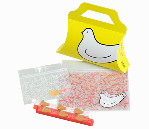 ＜鎌倉 豊島屋＞ Keep Your はぁと＋鳩サブレー4枚入セット 1,900円 ※8月10日(日)のみの販売  ［セット内容］ ・Keep Your はぁと(ジッパーバッグ4枚・袋留めクリップ2個) ・鳩サブレー(1箱／4枚入)