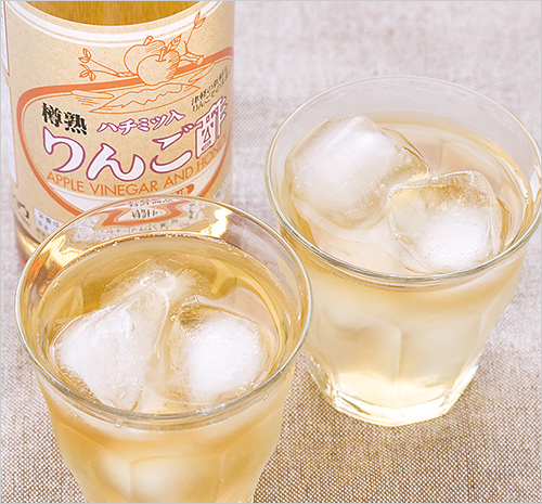 ハチミツ入りんご酢(500ml) 1,296円  木樽熟成りんご酢に蜂蜜を加え飲みやすくした看板商品。 水・牛乳などお好みにミックスしてお楽しみください。