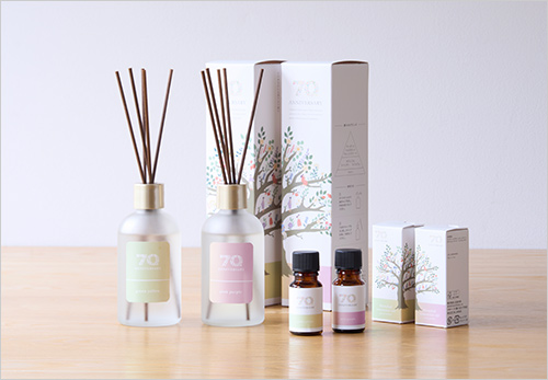 【70周年限定品】 左から ・7種のアロマのリードディフューザー グリーンイエロー(100ml) 2,750円 ・7種のアロマのリードディフューザー ピンクパープル(100ml) 2,750円 ・7種のアロマのブレンドエッセンシャルオイル グリーンイエロー(10ml) 1,980円 ・7種のアロマのブレンドエッセンシャルオイル ピンクパープル(10ml) 1,980円 ※数に限りがございます。無くなり次第終了となります。