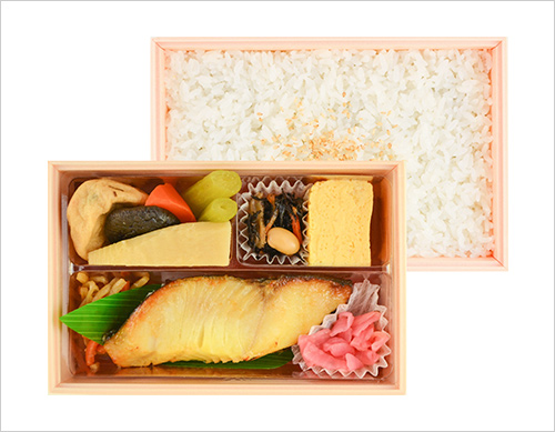 銀だら西京焼弁当(1折) 2,160円  銀だらの脂がのった繊細な身質は京都の白味噌と良く合い、＜築地魚弁＞の西京焼の中でも一番人気の一折です。