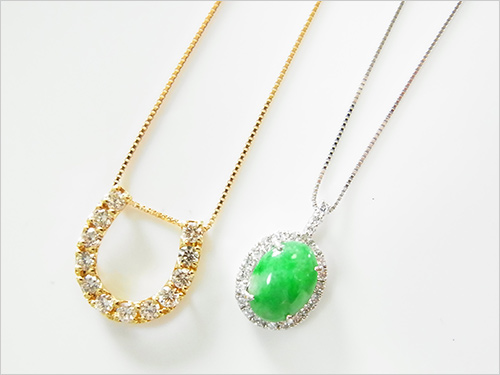 左：K18YGダイヤモンドペンダント(D：計0.80ct) 220,000円 右：Ptヒスイペンダント(J：2.20ct／D：計0.34ct) 180,000円  ダイヤモンド12個を散りばめた人気の馬蹄型ペンダントと、グリーン色が鮮やかなヒスイペンダントです。 