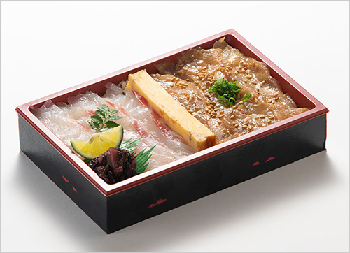 天然鯛昆布〆胡麻和え弁当(1折) 1,998円  天然鯛の昆布〆と胡麻和えの2種類が楽しめるお弁当です。