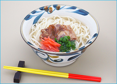 ＜与那覇食品＞与那覇製麺のソーキそば