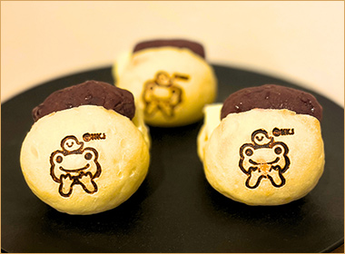 ＜MANHATTAN Bakery＆Wine bar＞かえるのピクルス しっとりあんバターサンド
