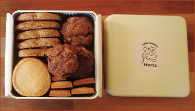 ＜ヘルツ コーヒー アンド ベーカリー＞Hertzのクッキー缶