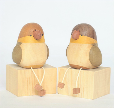 ＜ぽっぽの木彫り屋さん＞足ぶらぶら鳥「シロハラインコ