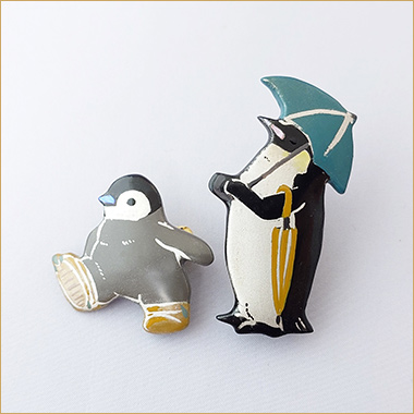 <ululu(ウルル)>雨をたのしむ皇帝ペンギンの親子の漆ブローチ