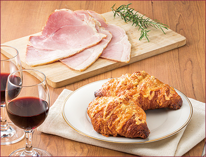 ［ミートデリカテッセン カイゼル］骨付きハム、［ル ビアン］クロワッサン・クアトロフォルマッジ