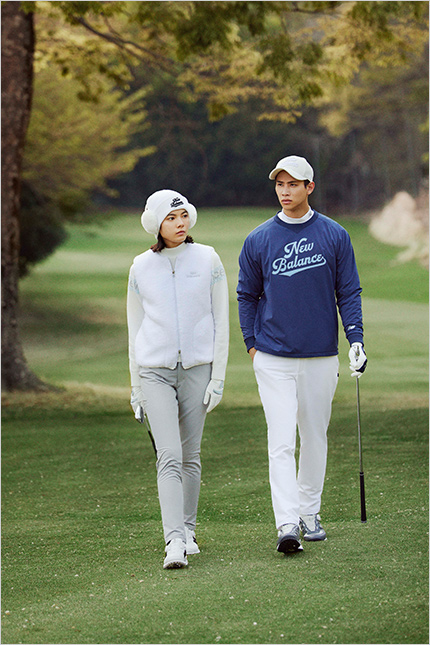 ＜ニューバランス ゴルフ＞［メンズ］ボアベスト、長袖ハイネックニット、ロングパンツ、スパイクレスシューズ、ニットキャップ、イヤーマフ［メンズ］中綿スニードジャケット、長袖モックネックシャツ、ロングパンツ、 スパイクレスシューズ、キャップ