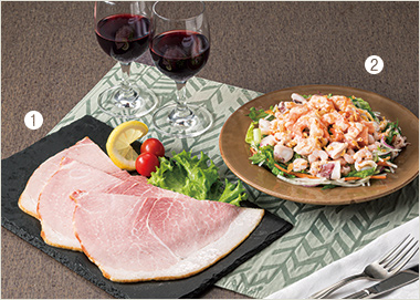 〈ミートデリカテッセン カイゼル〉骨付きハム、〈RF1〉たっぷり海の幸の美味サラダ