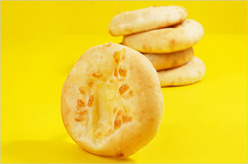 もちもちチーズナン(1個) 259円  蜂蜜とミルクを練りこんだ生地でチーズを包み焼き上げたもちもちのナンです。