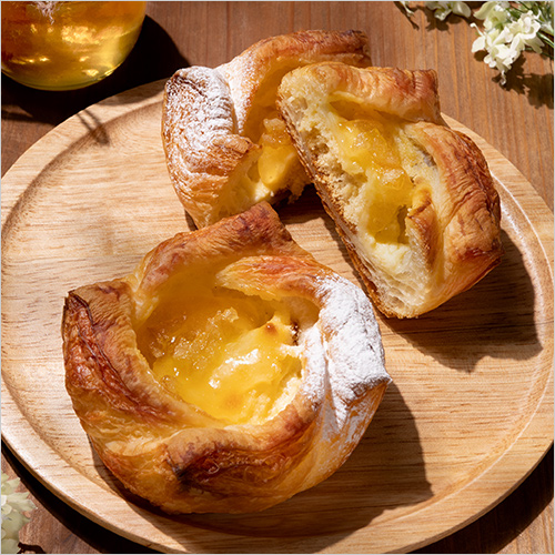 ハニーチーズ(1個) 410円  デニッシュにチーズクリームを絞り、アカシアはちみつを注ぎました。爽やかなレモンがアクセントです。