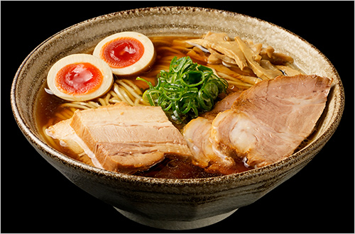 特製江戸前中華蕎麦(醤油)(1杯) 1,700円  厳選した鯖節・鰹節・真昆布からじっくりと旨味を抽出し、贅沢な一杯に仕上げました。