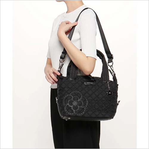 カペラ(W40×H24.5×D12.5cm) 11,000円  カメリアにハンドステッチを施し、バッグ本体もダブルステッチにすることで温かみのある雰囲気に仕上げました。 ※その他参考品